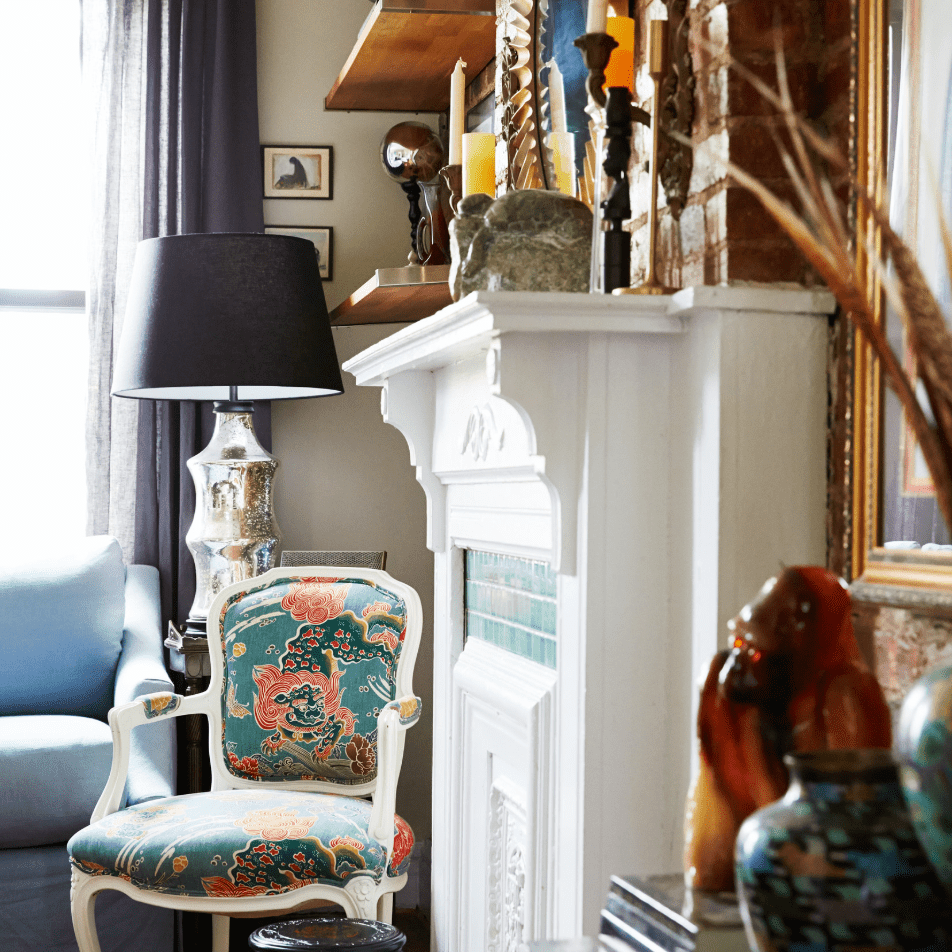 生活在温暖的色调房和色彩鲜艳的版画与台灯和蜡烛