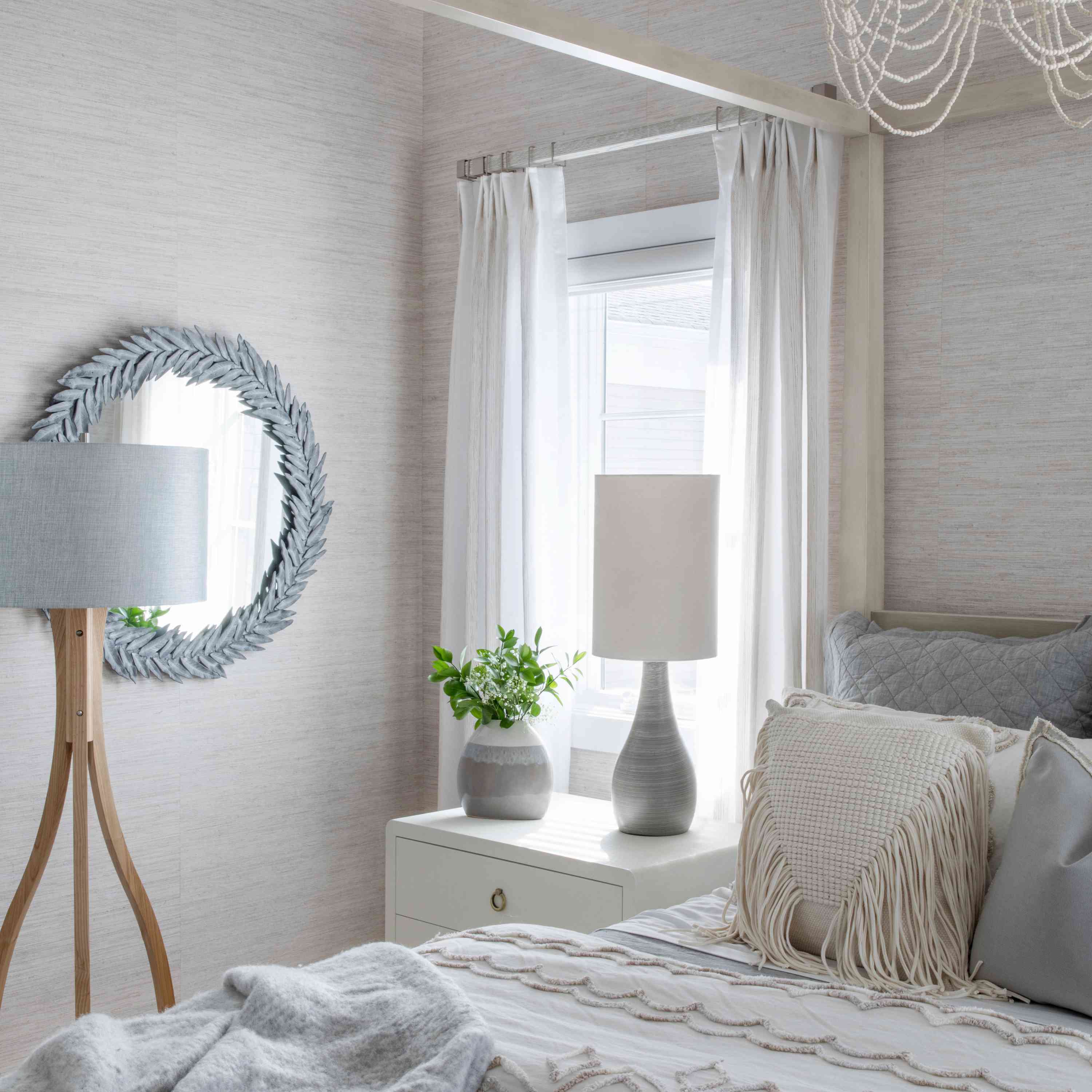 中立但豪华的沿海卧室。