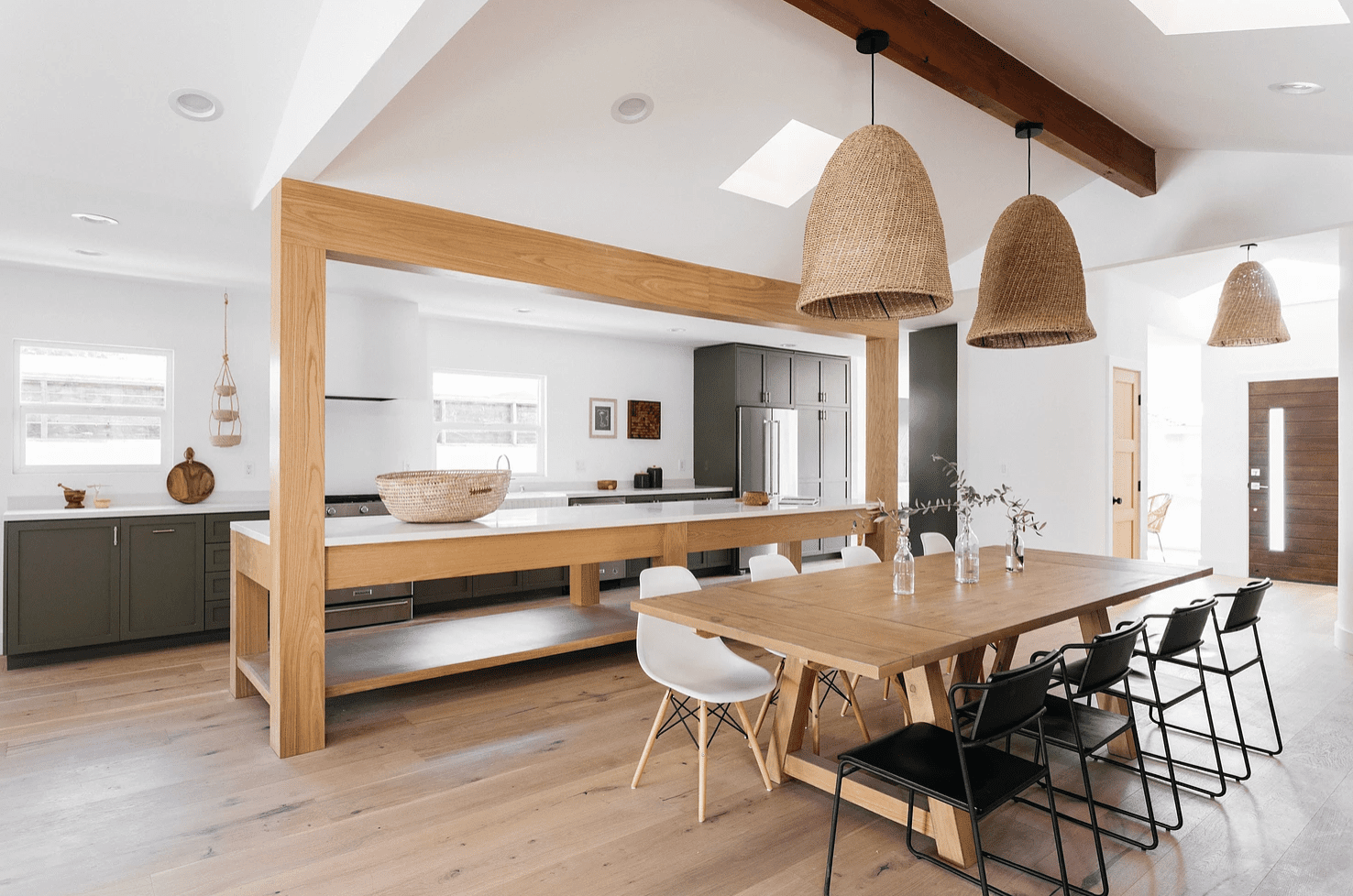 开放式厨房，带有木质镶板内衬的吧台