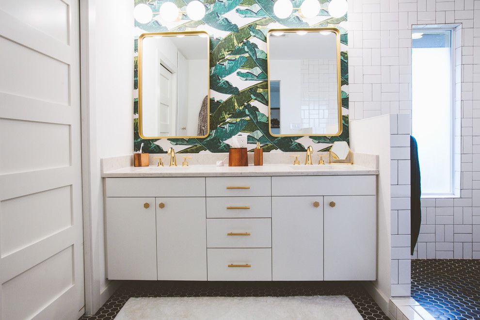 在浴室的图案壁纸。