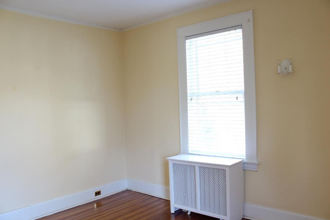 一个空的儿童卧室漆成黄色。