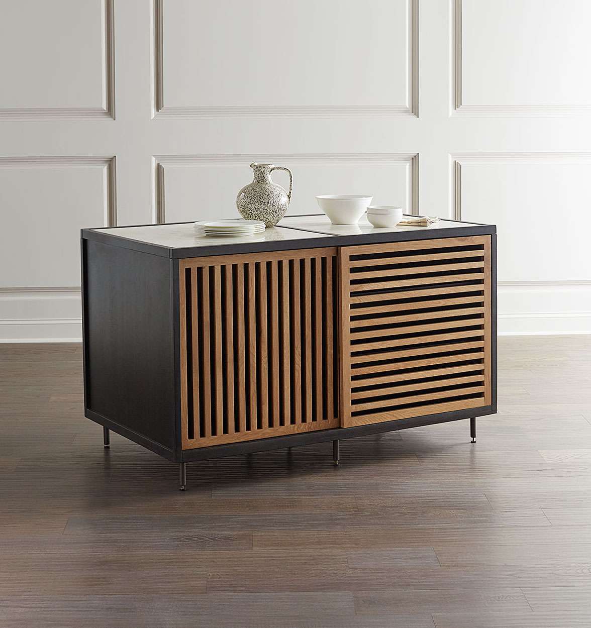 一个摆放着不起眼的架子的便携式厨房岛