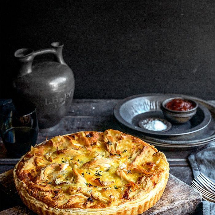 鸡肉，土豆，布里干酪，百里香馅饼和洋葱酱