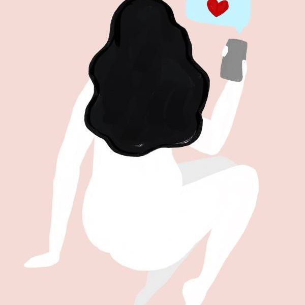 一个女人拿着手机的说明与手机之上的心脏