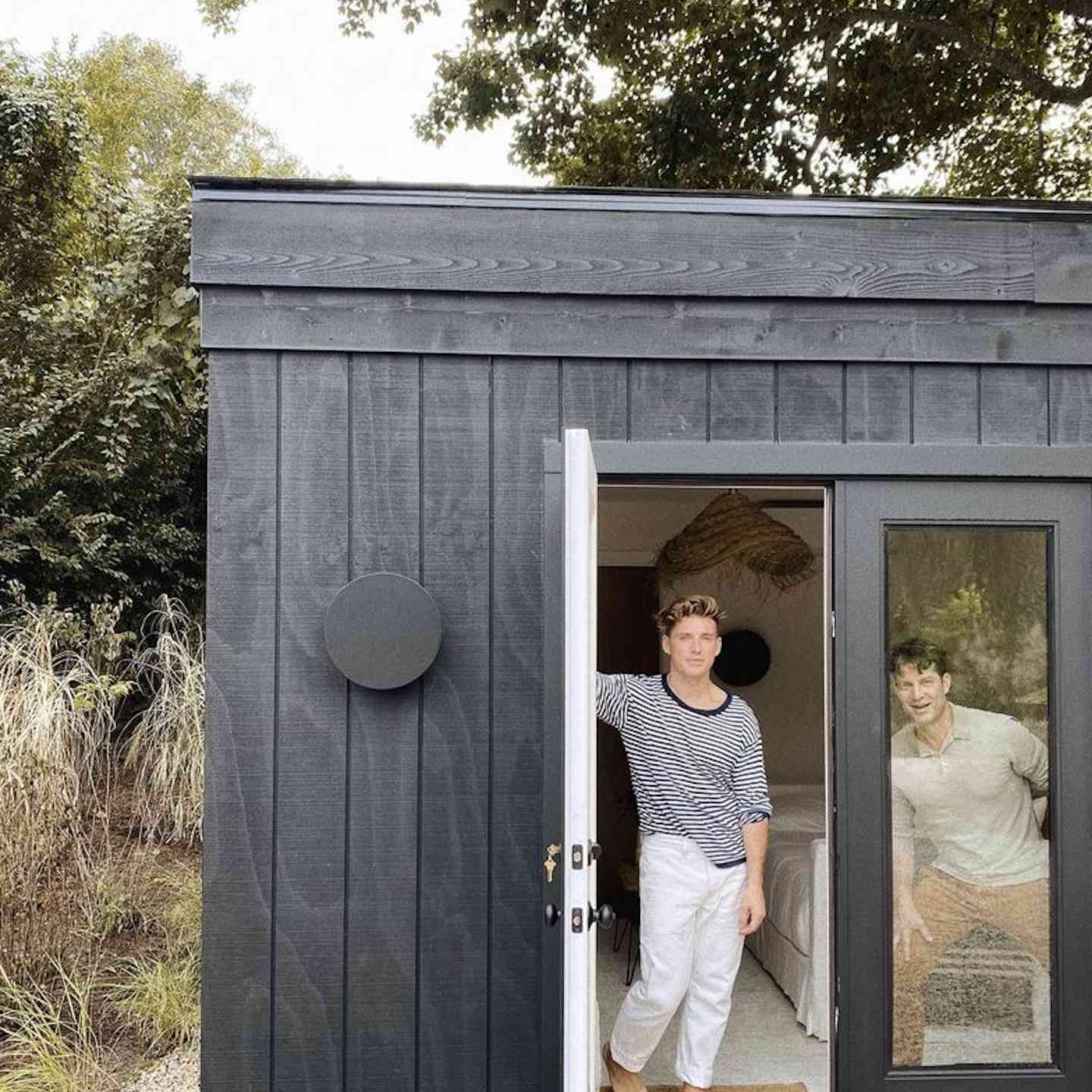 内特·伯克斯（Nate Berkus）和耶利米·布伦特（Jeremiah Brent）在户外棚屋中。