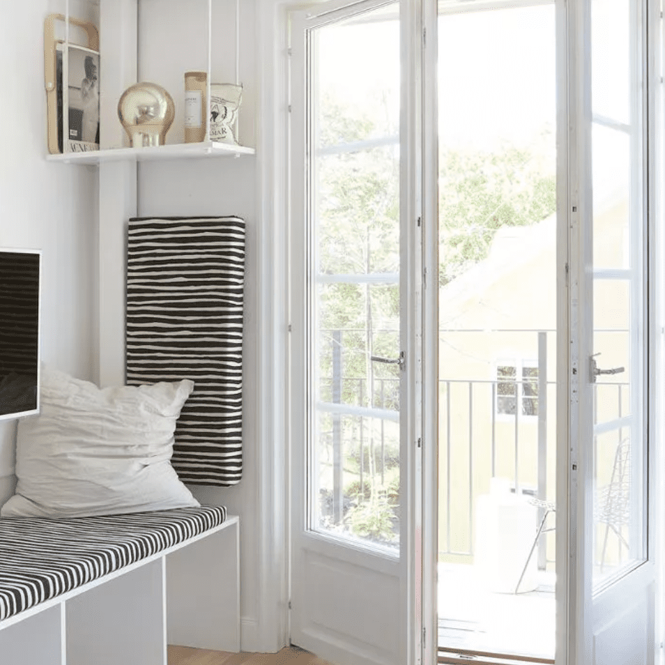 入口有长凳和垂直的储藏室