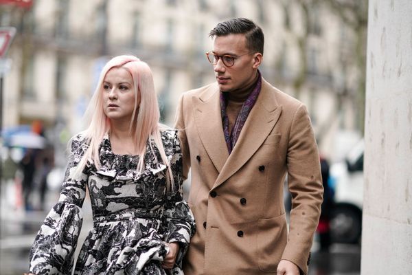 情侣漫步巴黎时装周