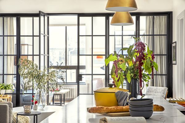 阳光明媚的公寓厨房，黑色窗框，