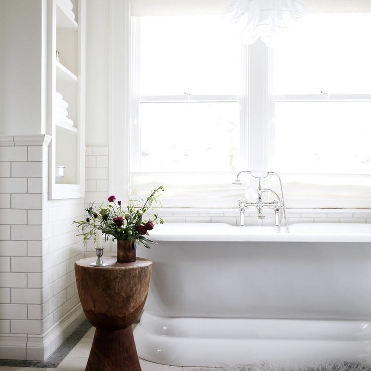 白色的浴室里有一个松软的数学垫子