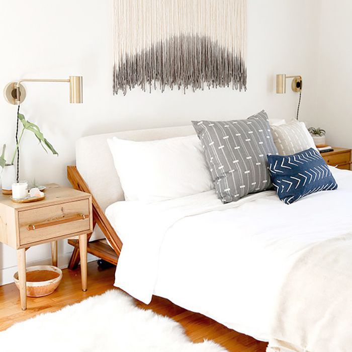 相思木床架，配以雪佛兰图案的靠枕和世纪中期的现代侧梳妆台