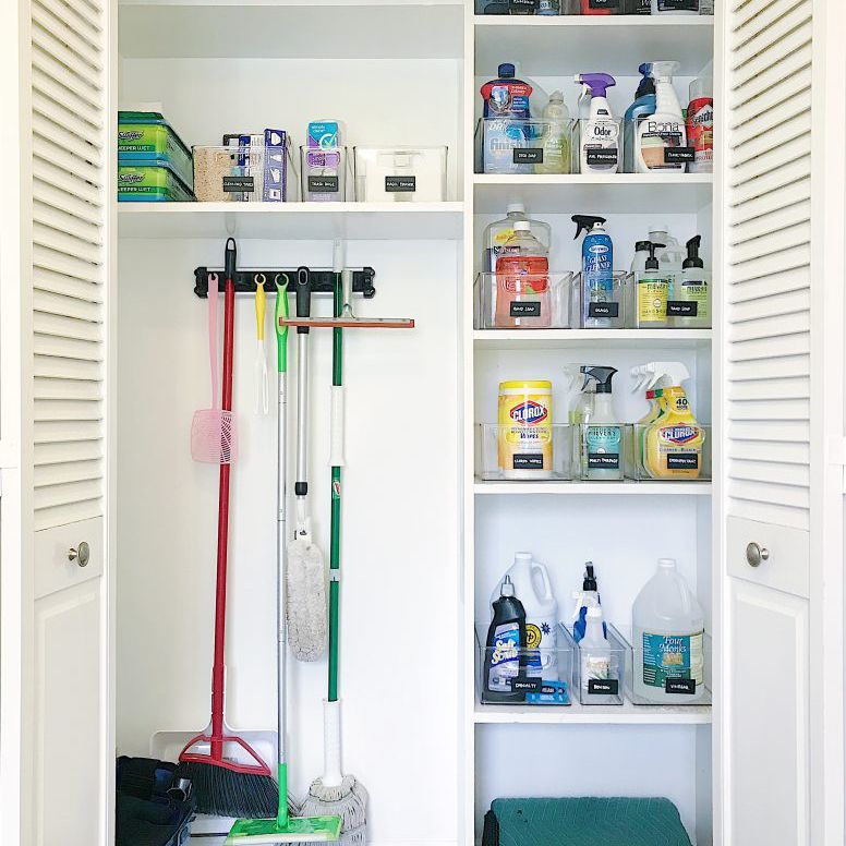 有清洁用品的大厅壁橱