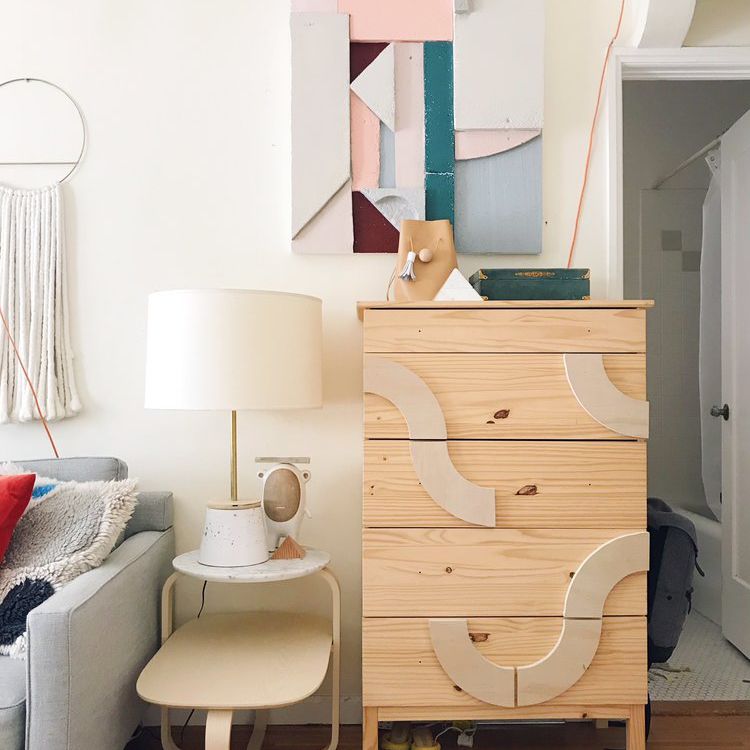 客厅与抽象的艺术墙。