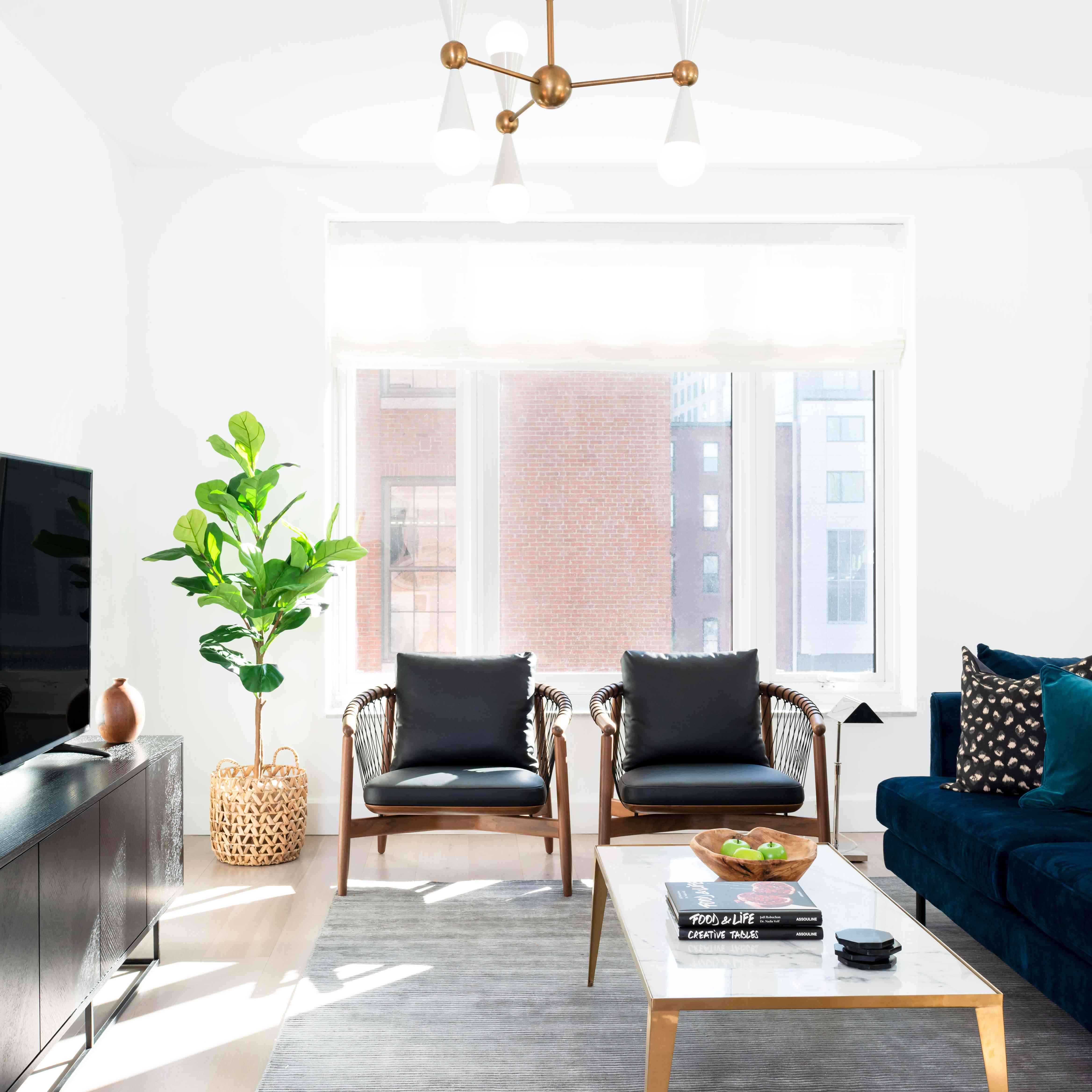 最好的客厅想法 - 带黑暗沙发的客厅设计