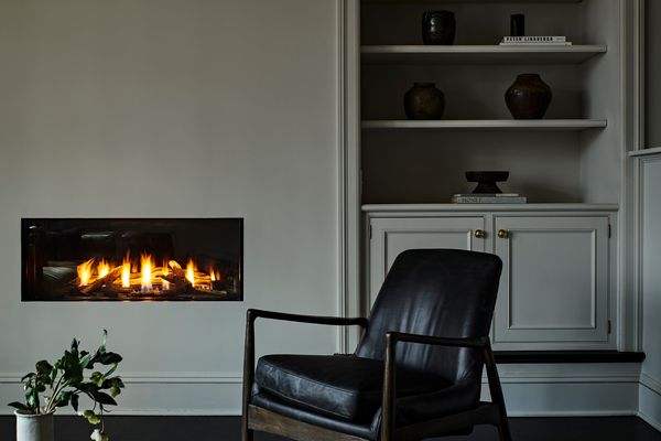 现代传统的客厅，内置壁炉