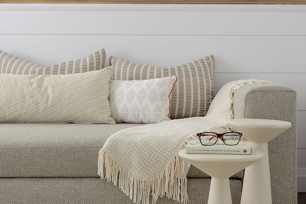 柔软的中性沙发和小桌子上面的眼镜。