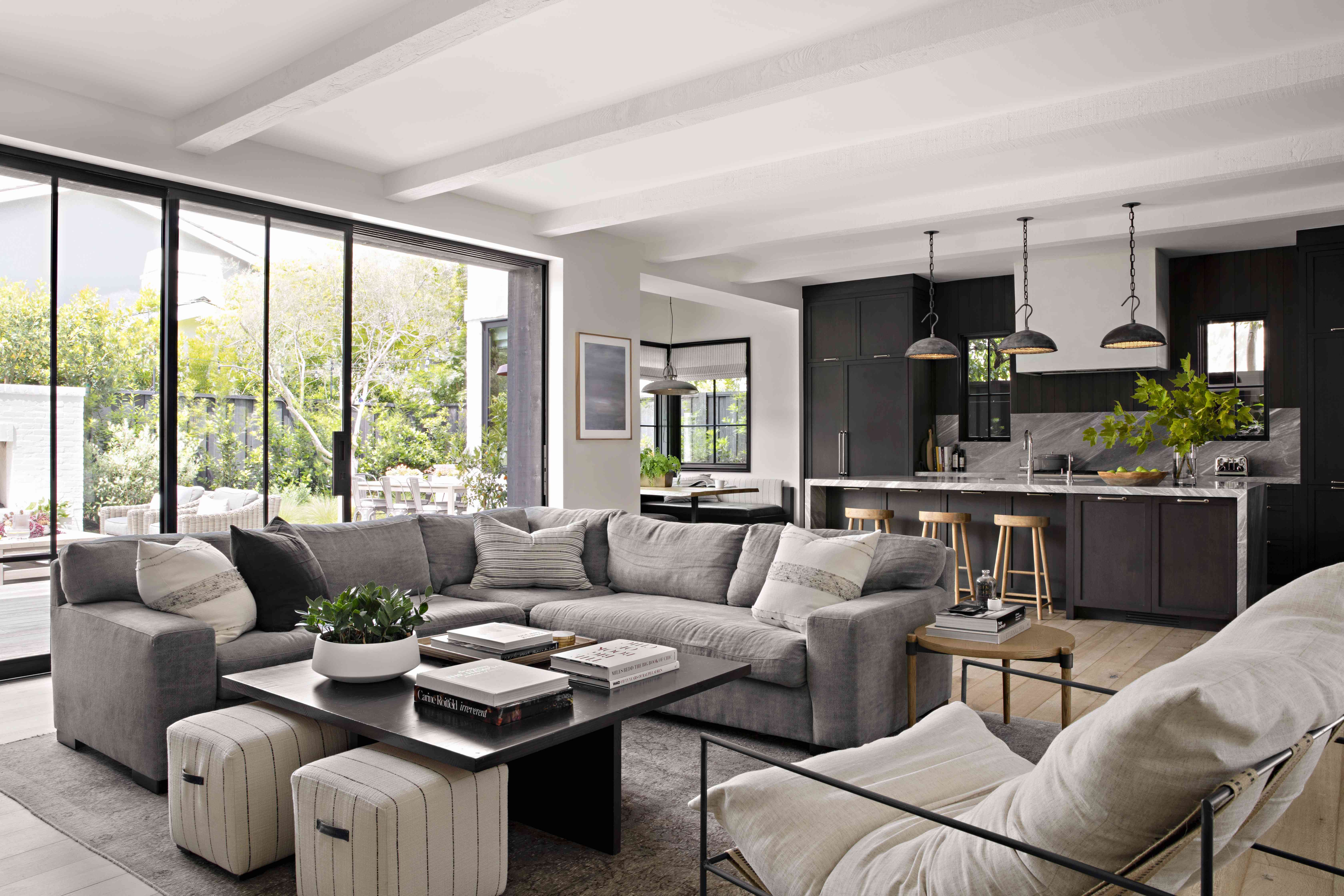 白色和灰色的客厅