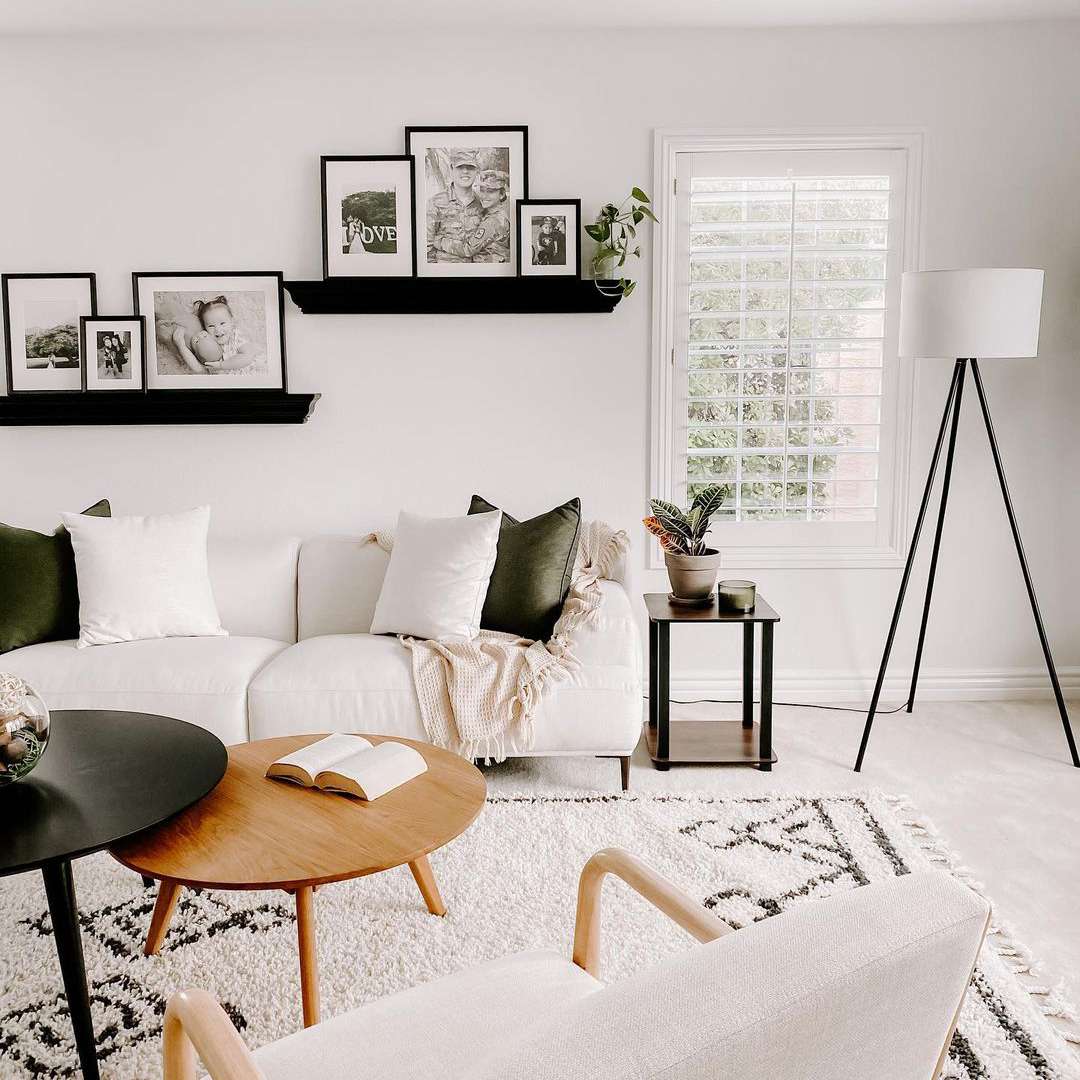 客厅有图片挂起