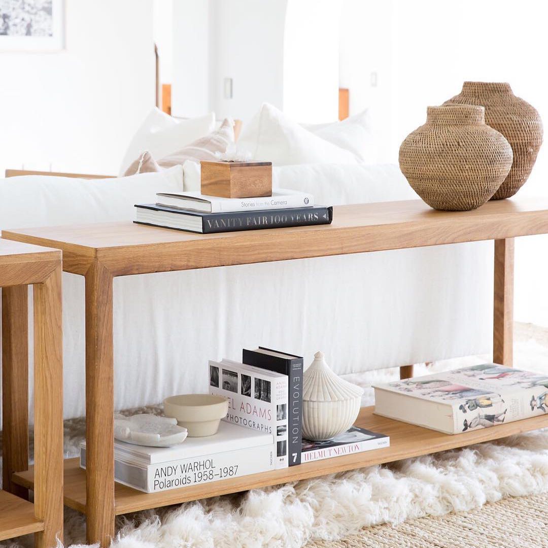 桌子上摆满了咖啡桌的书。