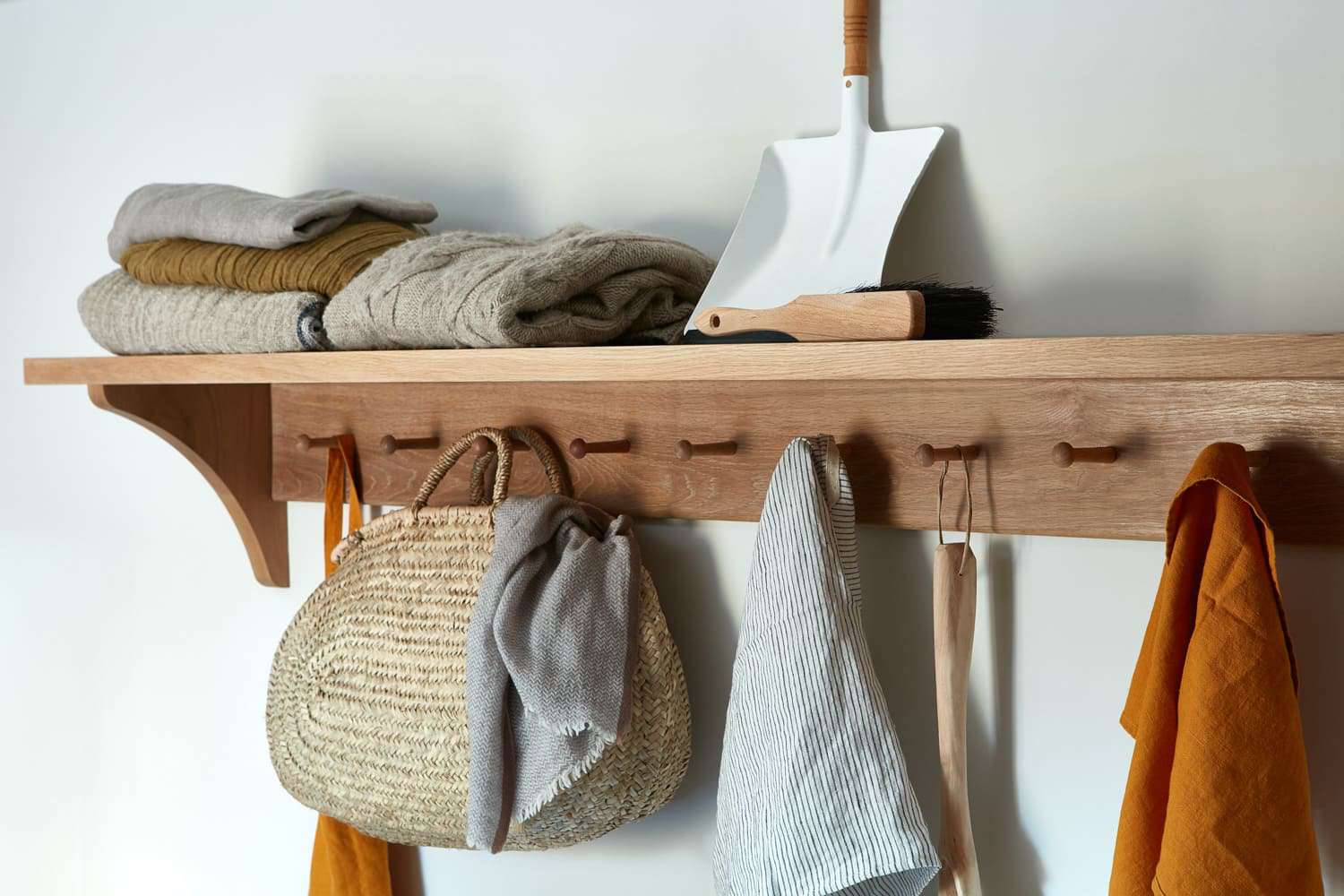 用大衣和毛衣木架子挂就可以了。