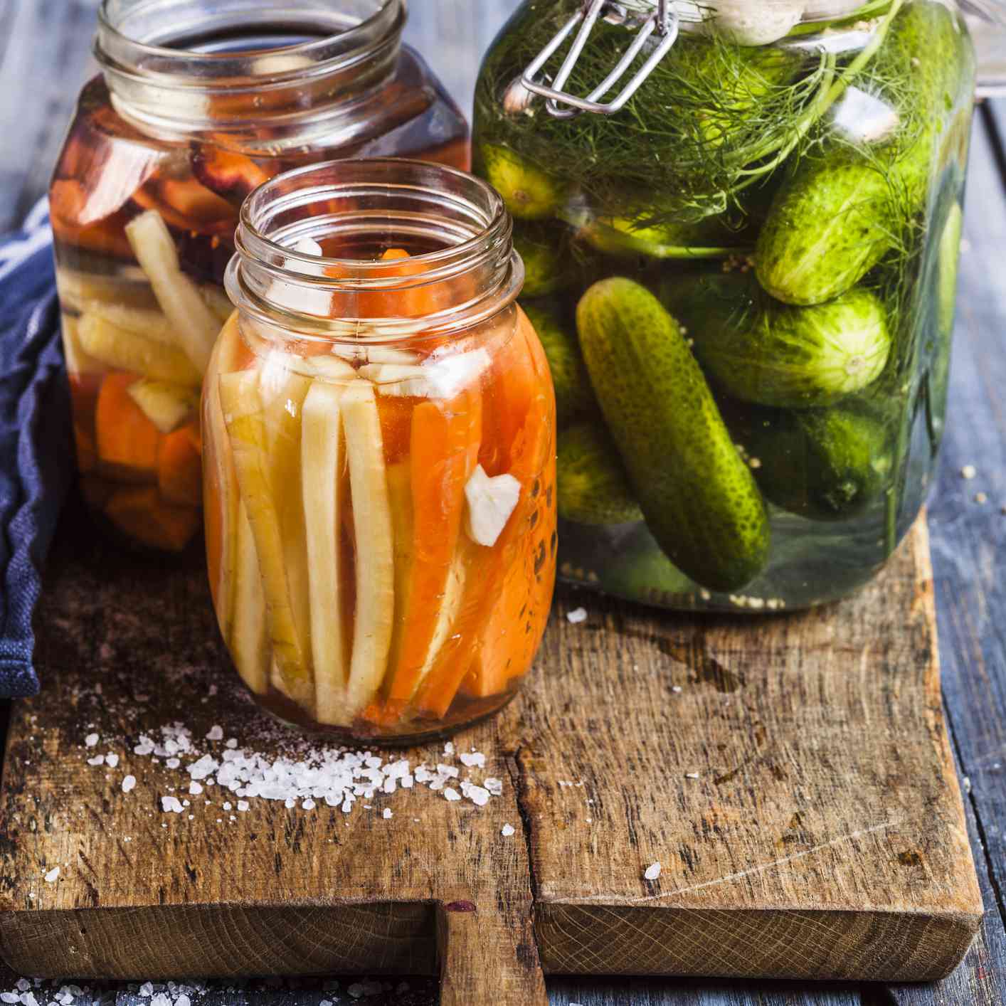 在玻璃罐发酵蔬菜上的木切板