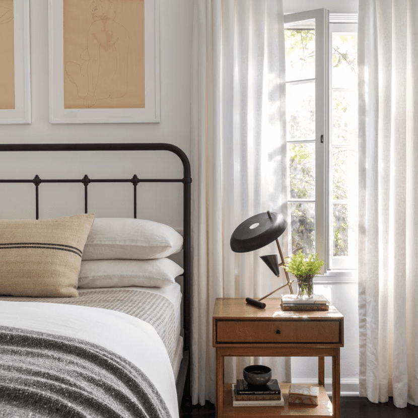 一间卧室，有一个大胆的几何台灯