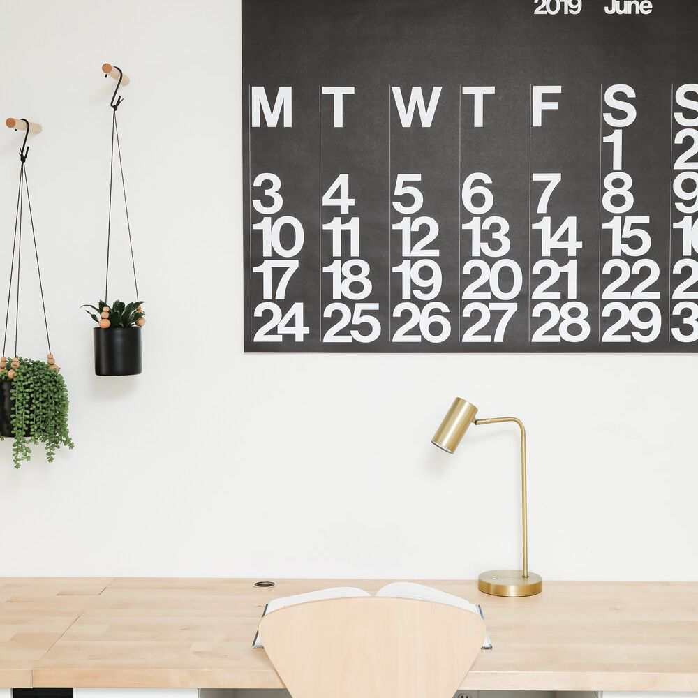 中性的书桌空间与大挂历和台灯。