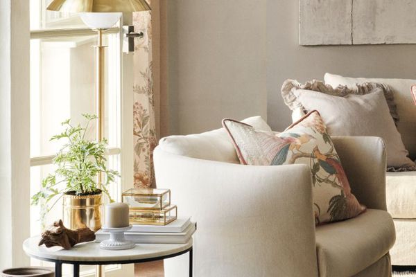 客厅有透明的玻璃盒子。