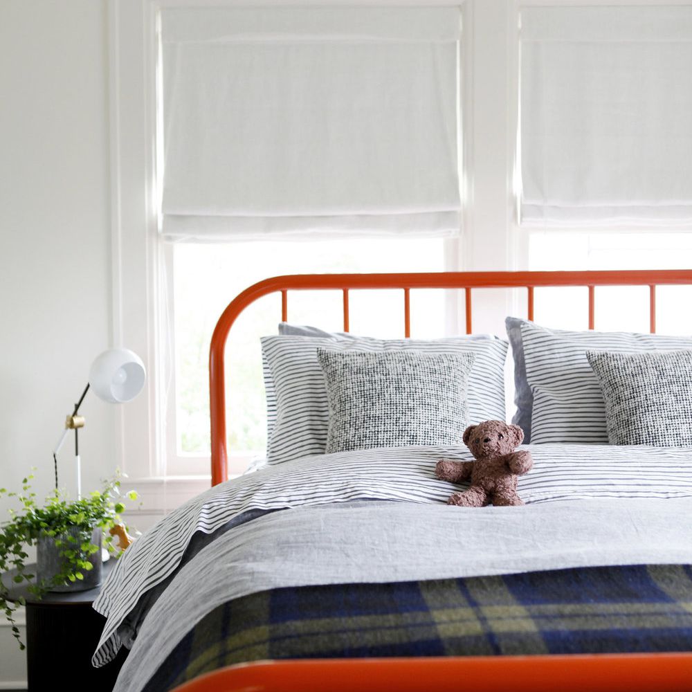 一个红色床，格子毯子