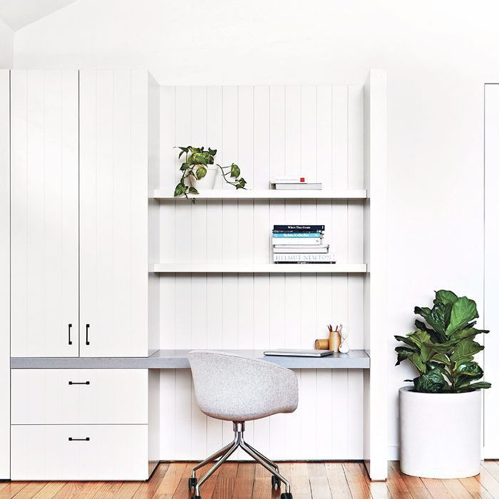 风水办公室:功能办公桌和置物架空间