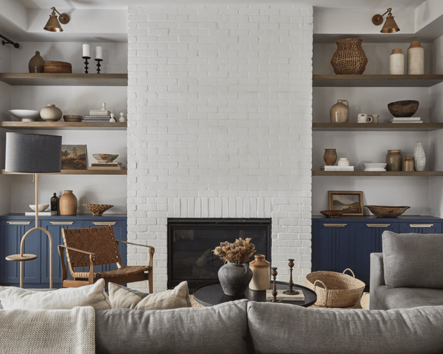 一个带有醒目海军橱柜的中立型客厅