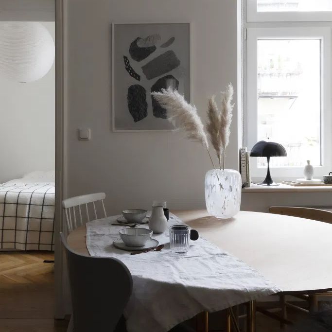 带有简单玻璃器皿的Moody餐厅。