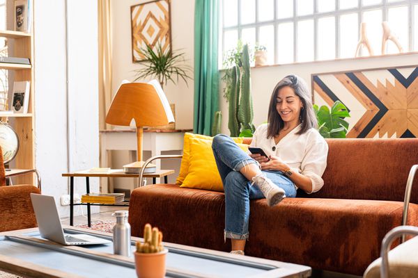 女人在家使用智能手机，最好的智能家居设备