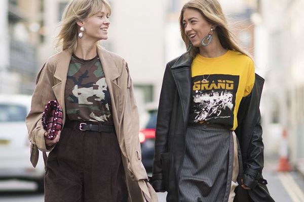 闲逛和走的女性朋友