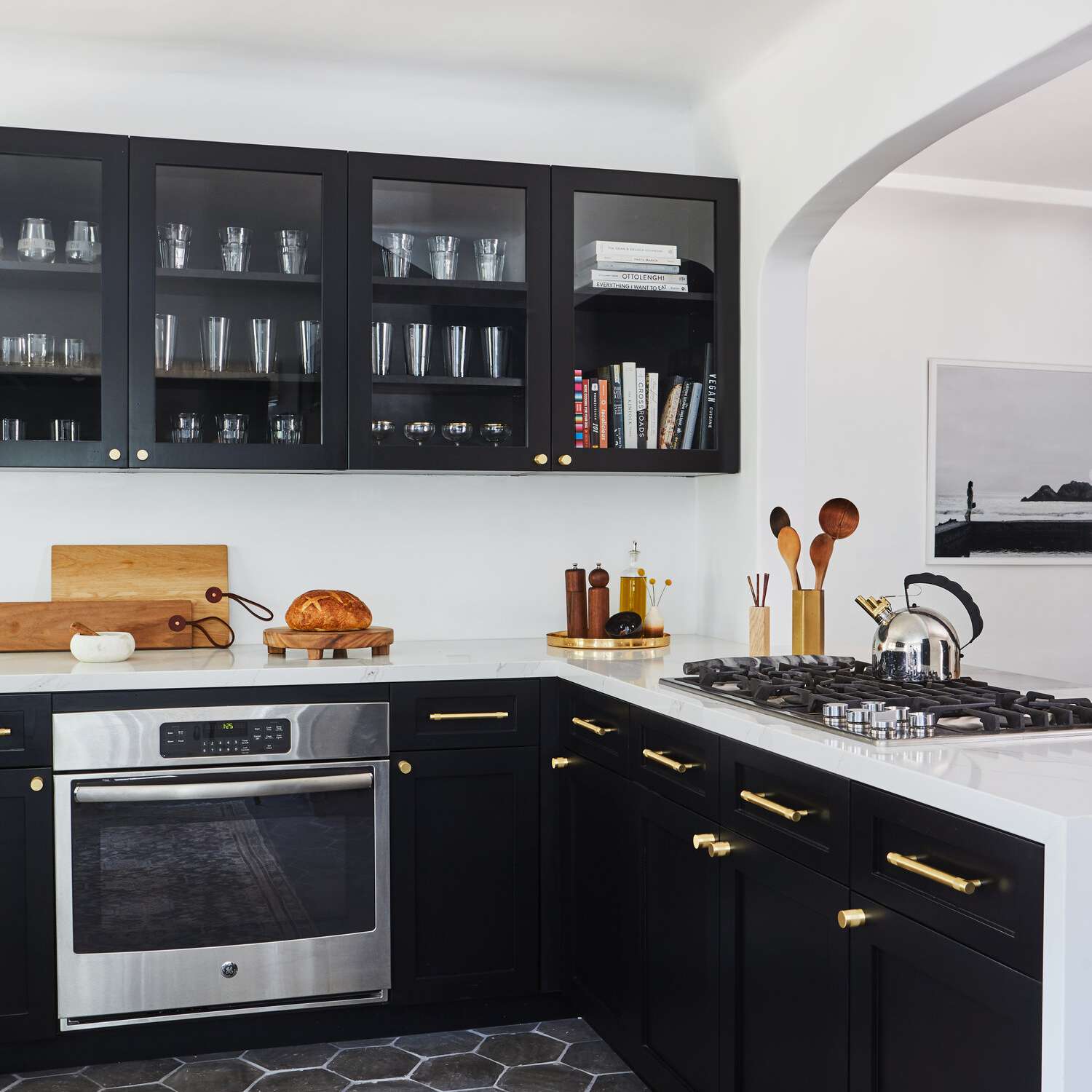 一间全黑的厨房，配有配套的橱柜和地板