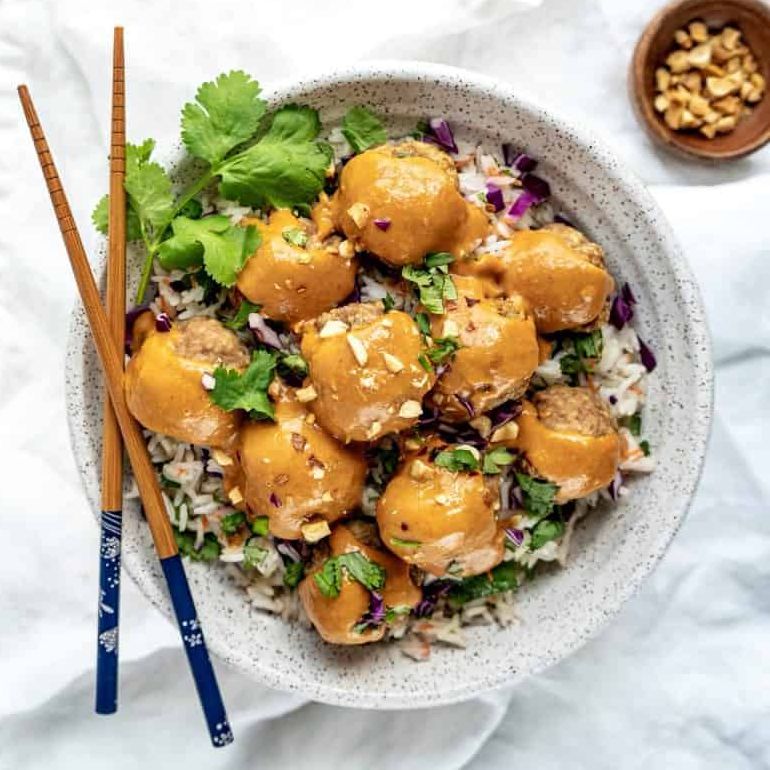 配上酱汁的火鸡肉丸