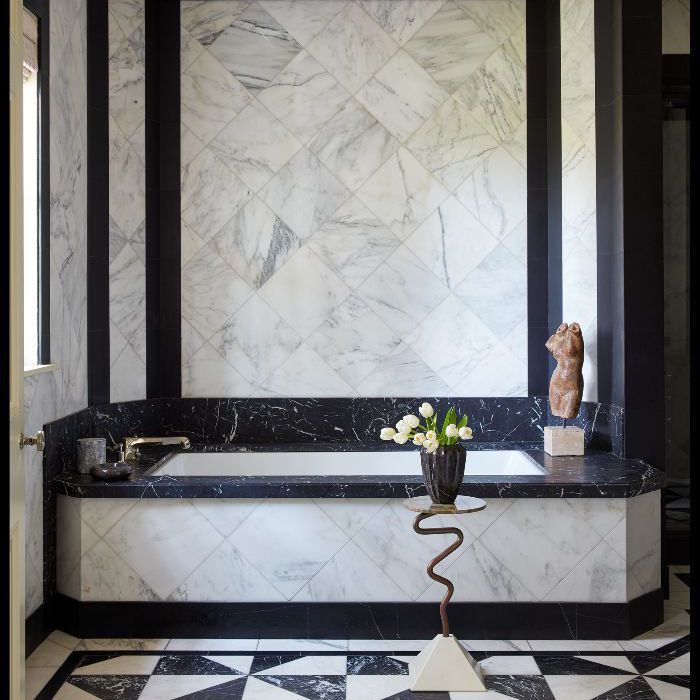 大师Kelly Wearstler是黑色和白色的客用浴室。