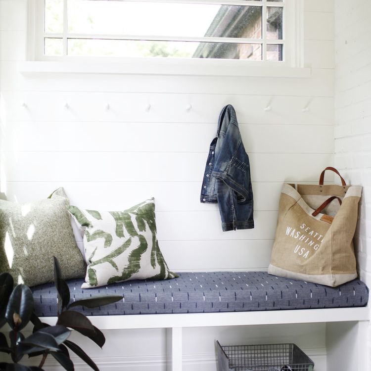 一个带有几个钩子和长凳的小泥室