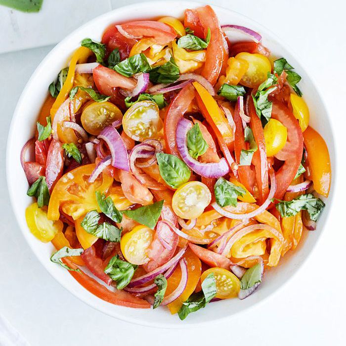 对于小吃：夏季沙拉面包的侧面