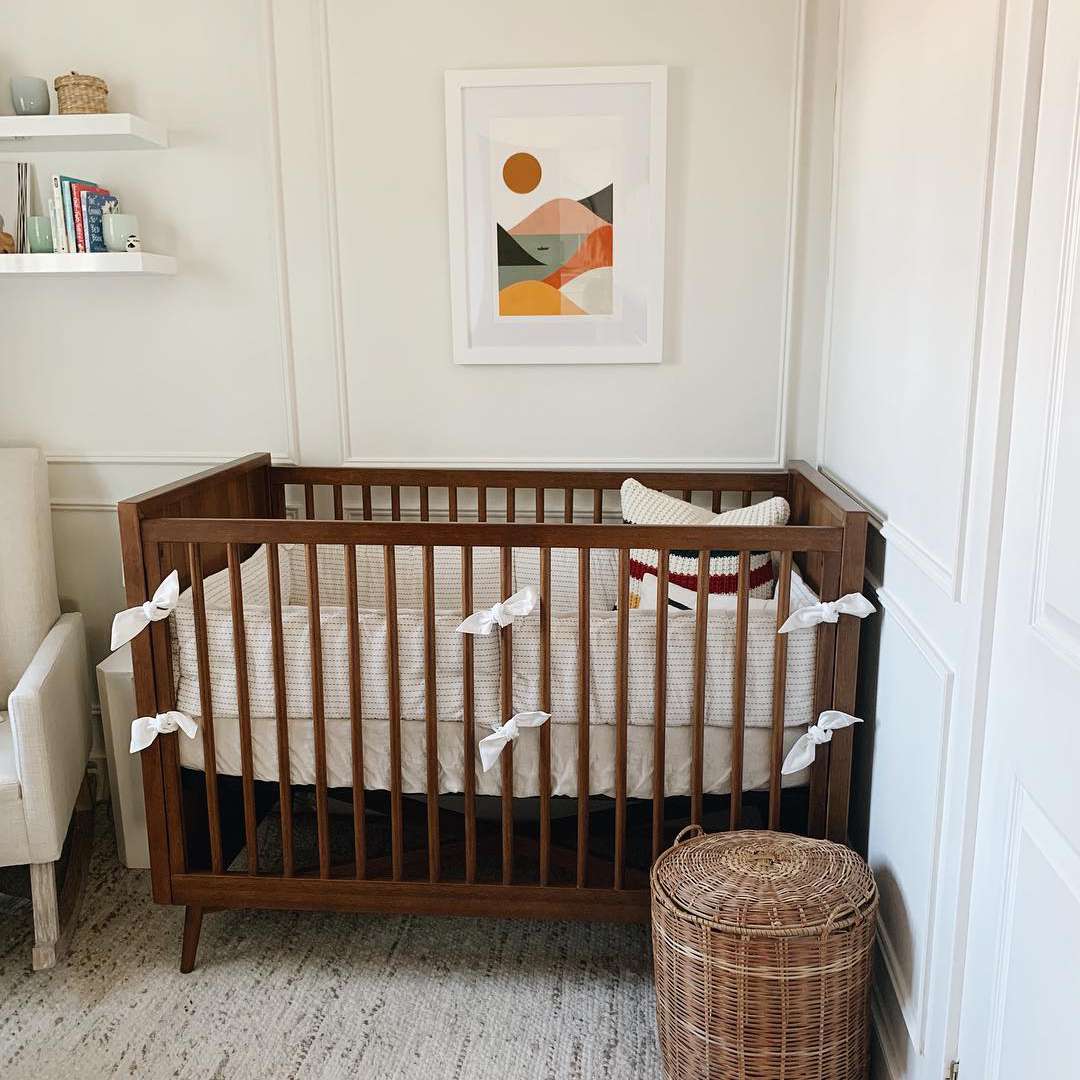 简单的婴儿苗圃与艺术品