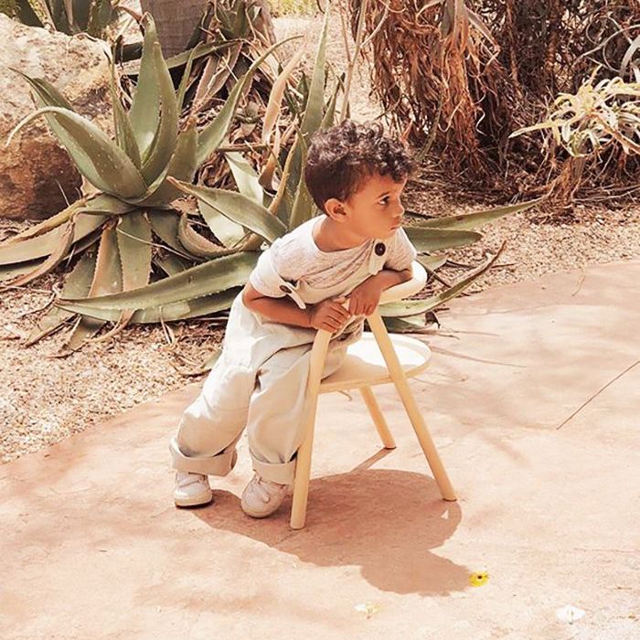 沙漠花园里的学龄前儿童