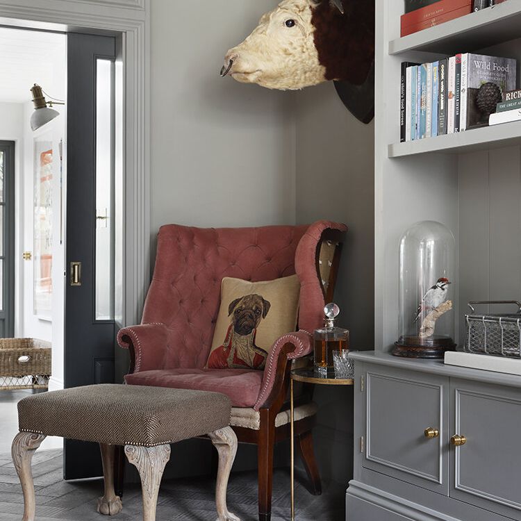 在角落的老古色古香的红色扶手椅子。