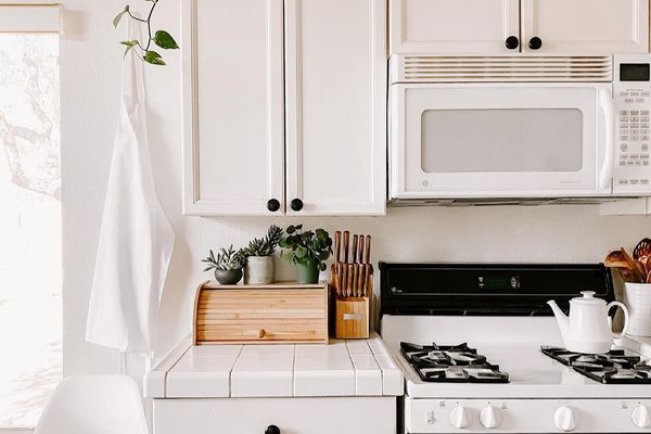 如何在橱柜上方布置植物风格的厨房橱柜