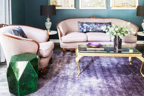 一个带有珠宝色调的客厅