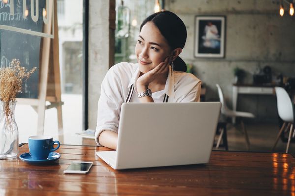 女人用笔记本电脑
