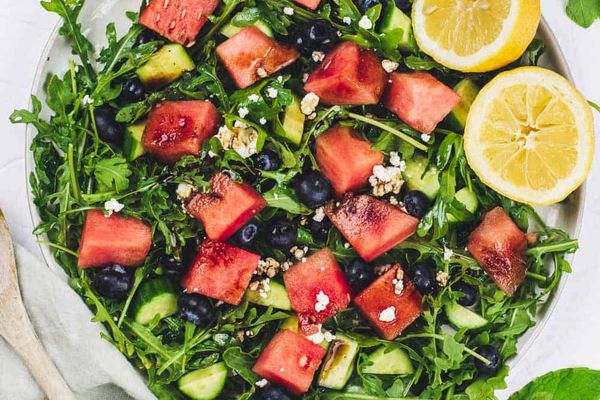 西瓜，蓝莓，芝麻菜沙拉