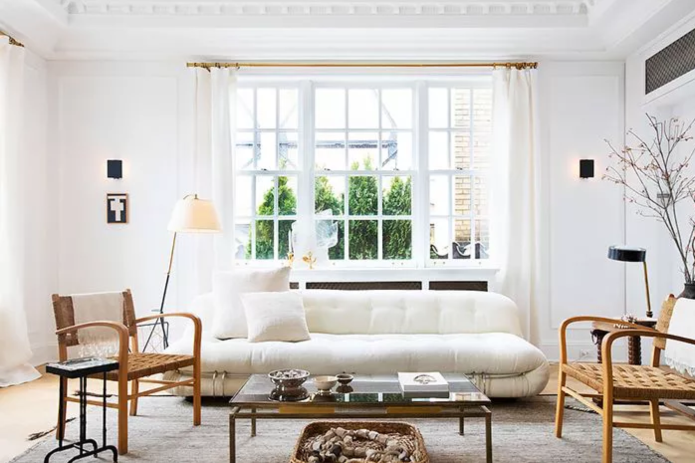 明亮的客厅，落地窗帘