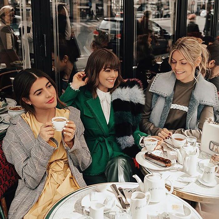 和朋友出去吃饭