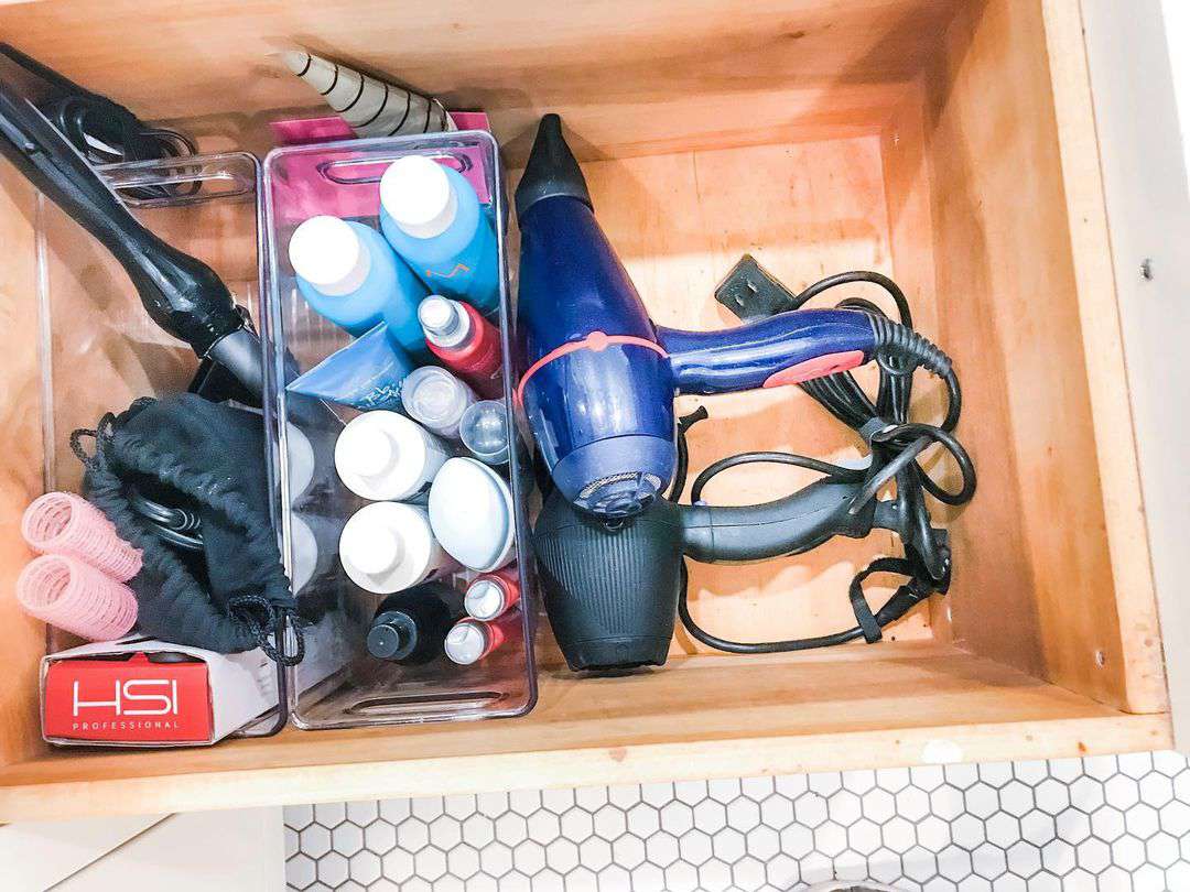 用吹磨机和头发制品的纯净抽屉。