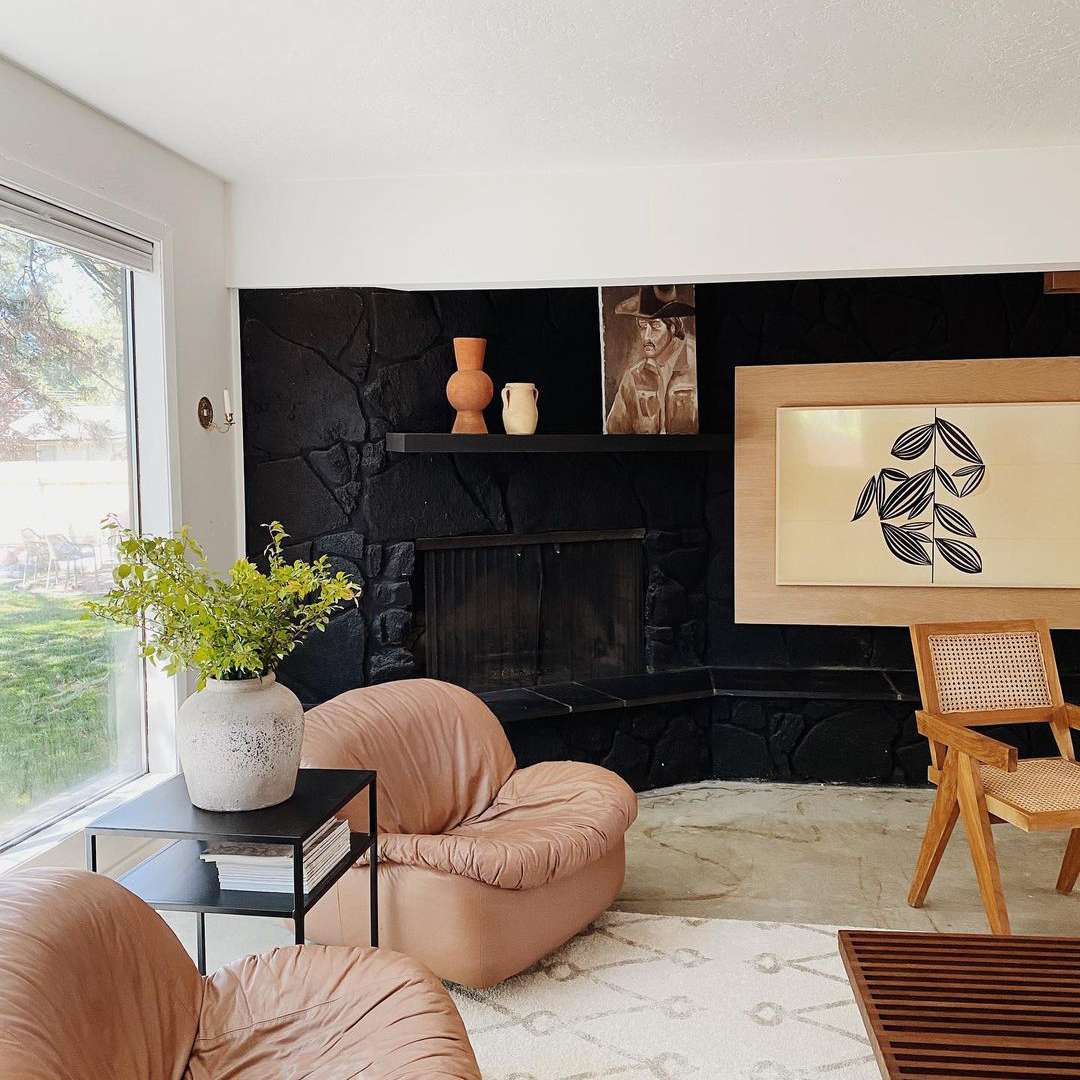 带黑色彩绘壁炉的客厅