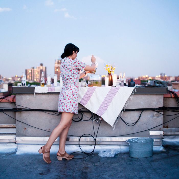 一个女人在一个屋顶酒吧买酒